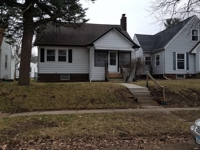Building Photo - large 3br 2 bath home with full basement &...