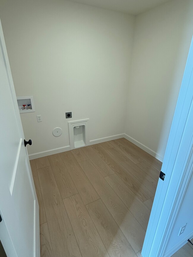 Laundry Room - 4701 Stayton Ferry Loop