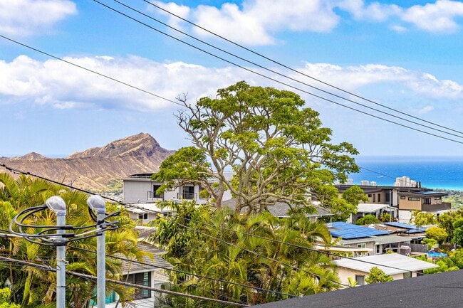 Building Photo - Charming 2BR/1BA Home with Stunning Ocean ...