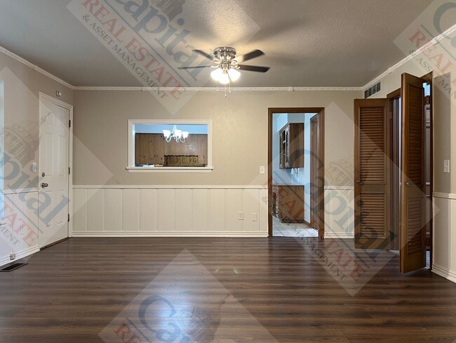 Building Photo - Spacious Home With Classic Charm