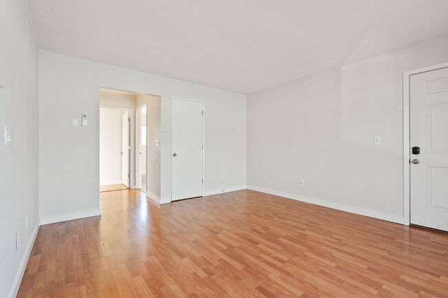 Building Photo - $300 off 1st month's rent! Comfortable 2-b...