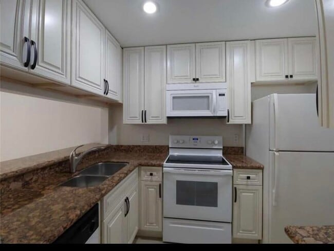 Building Photo - 9903 Three Lakes Cir