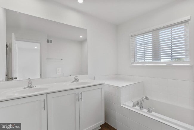 Building Photo - 233 Clifton Mnr