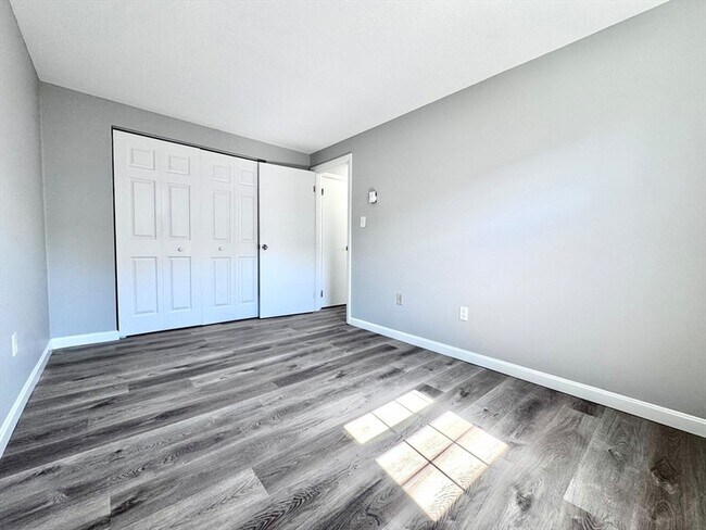 Building Photo - 2 Old Colony Ln