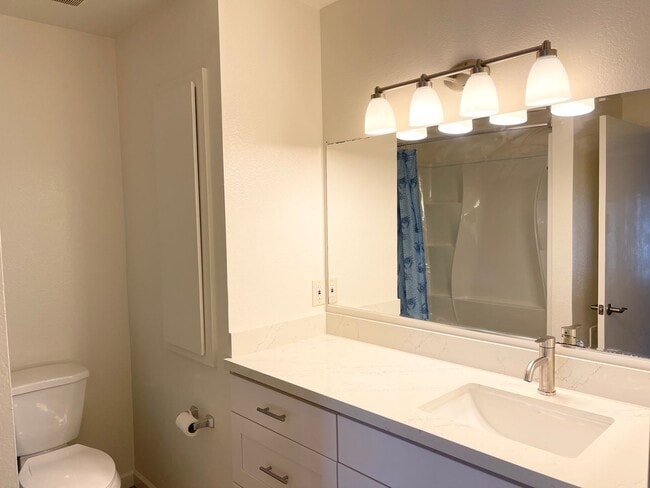 Building Photo - Updated 2 Bedroom Condo in Rohnert Park w/...