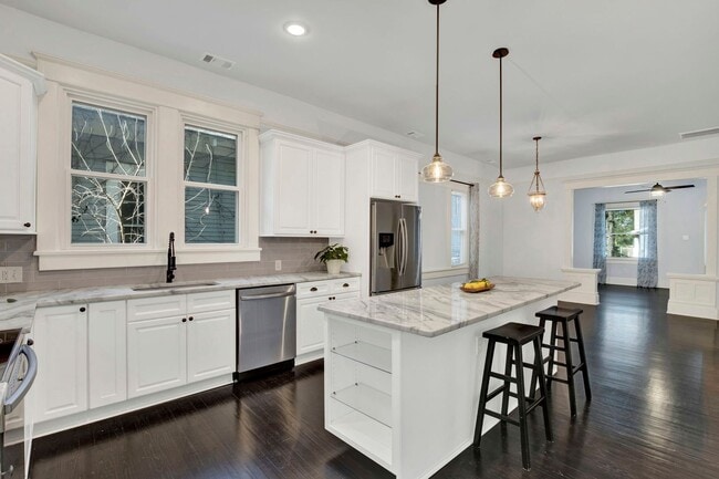 Building Photo - Thomas Square Home