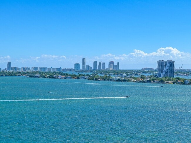 Building Photo - 725 NE 22nd St