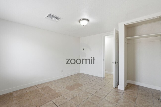 Building Photo - Welcome home to this beautifully updated 3-bedroom, 2-bathroom