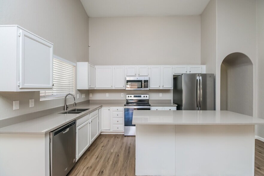 Building Photo - 1730 W San Remo St