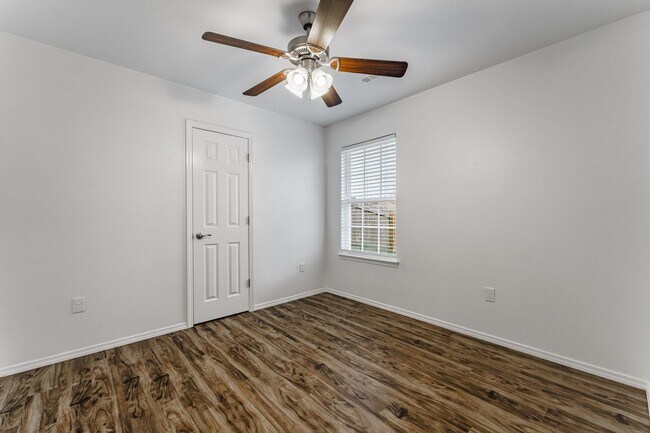 Building Photo - Newly updated home