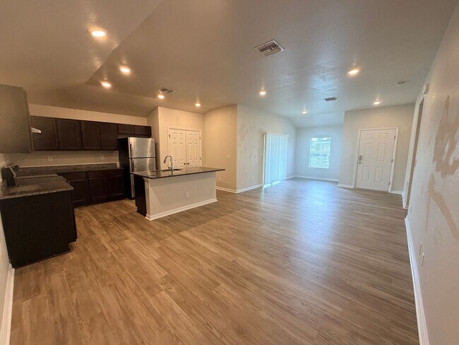 Building Photo - Polished and Inviting modern 2-bedroms, 2-bath