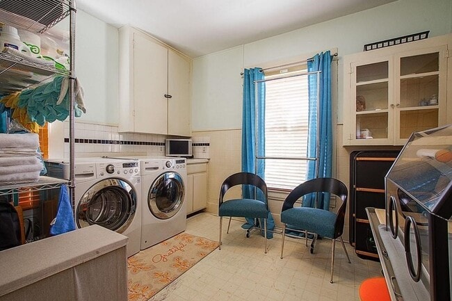 Building Photo - 108 W 10th 1/2 St