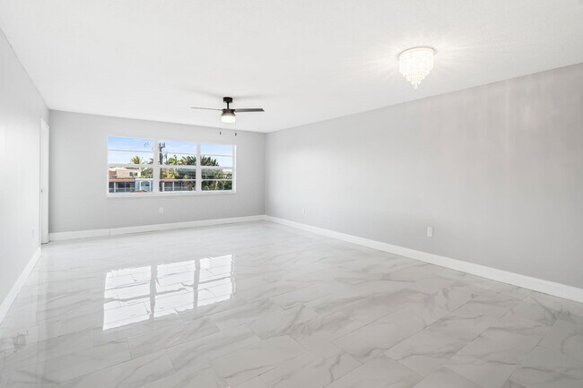 Building Photo - 1502 S Lakeside Dr