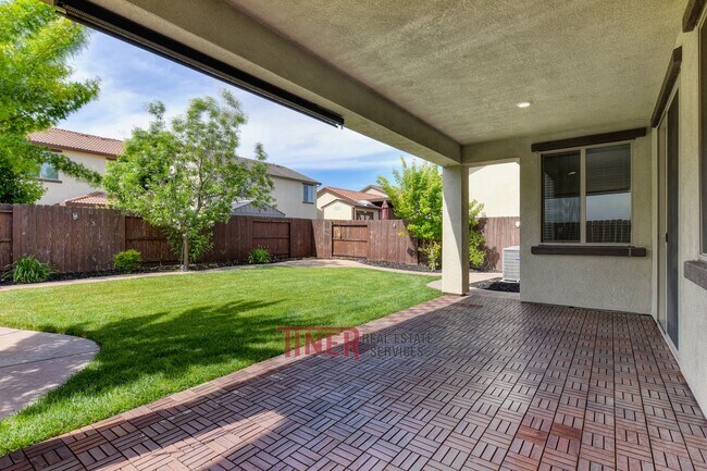Building Photo - Like New Somerset Ranch Home!