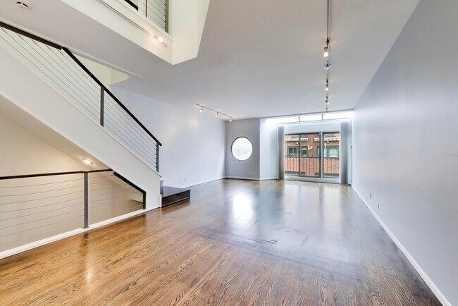 Building Photo - 171 W Goethe St