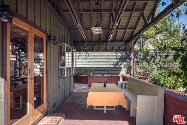 Building Photo - 1480 N Mentor Ave