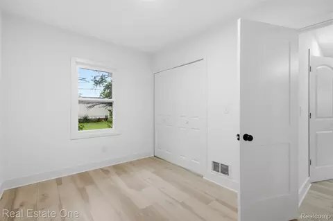 Building Photo - 17 N Midland Dr