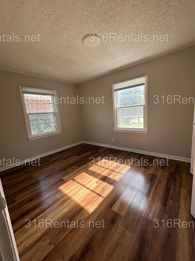 Building Photo - $1345 - 4 bed 1 bath - Single Family Home