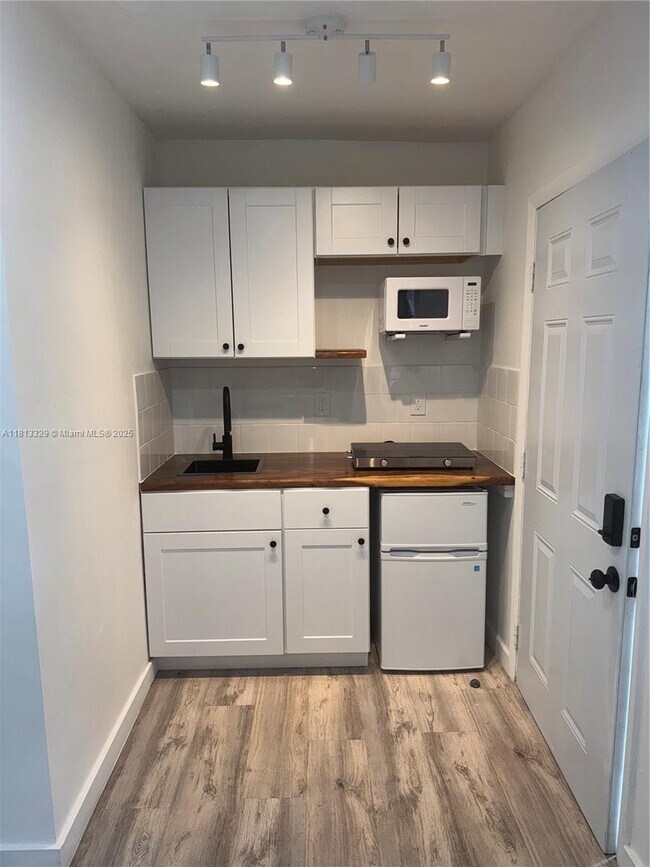 Building Photo - 1510 Normandy Dr