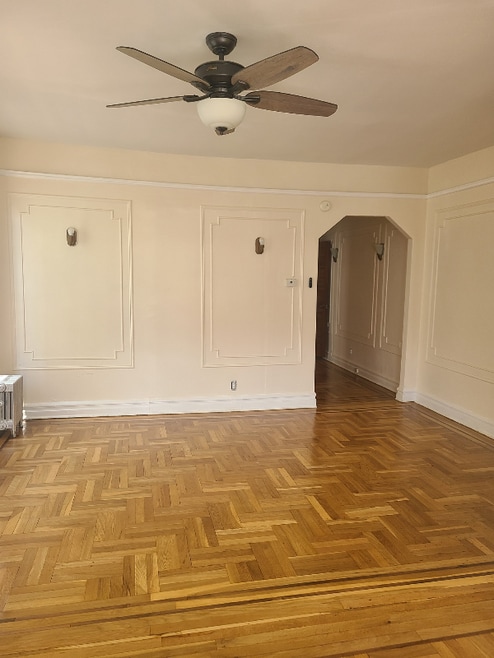 Building Photo - 1033 E 217th St