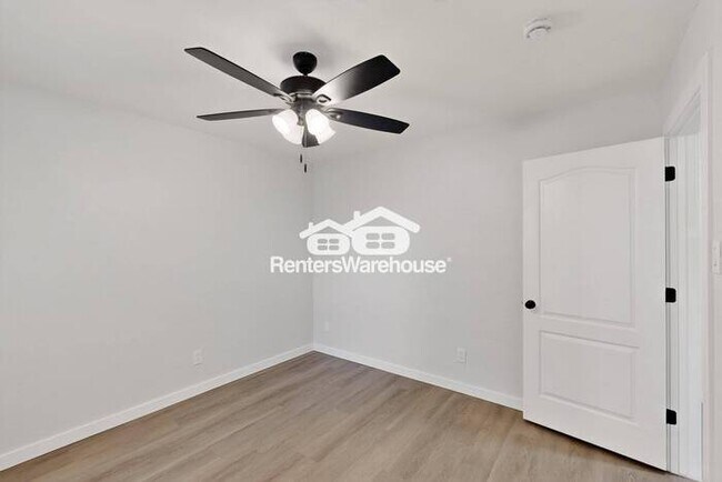 Building Photo - Completely Refreshed NRH Home Move IN Ready.