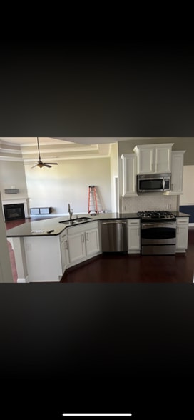 Kitchen - 313 Thornhill St