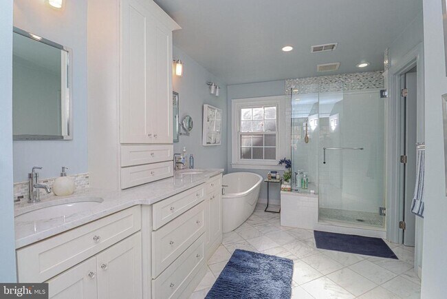 Building Photo - 1596 N Colonial Terrace