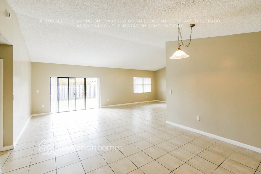 Building Photo - 5941 York Ln