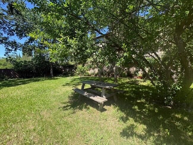 Building Photo - IMMEDIATE MOVE IN! Charming Vintage Sacramento 3 Bed / 1.5 Bath Home with Large Private Yard