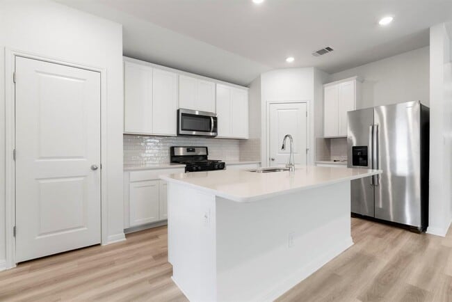 Building Photo - 121 Oakdale Meadows Ln