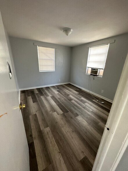 Building Photo - 1305 W 6th St