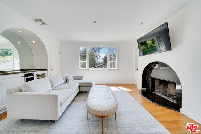 Building Photo - 2628 Mandeville Canyon Rd