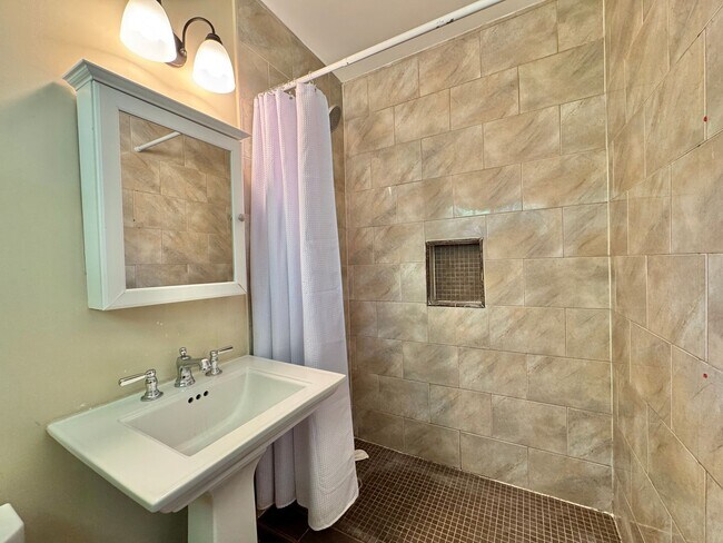Building Photo - ALEXANDRIA - CLOSE TO PENTAGON - 5 MIN WAL...