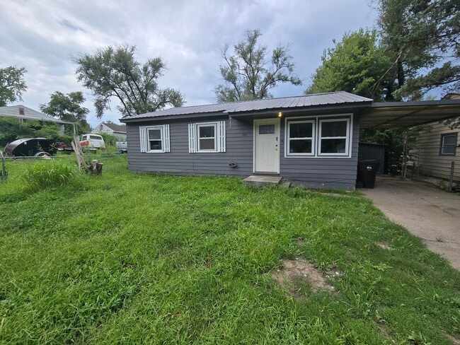 Building Photo - Charming 3 bed 1 bath!