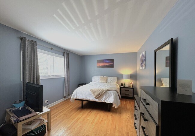 Building Photo - 10S771 Clarendon Hills Rd