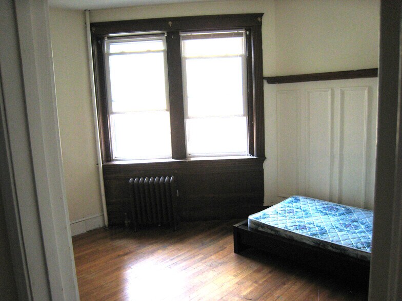 Building Photo - 324 Saint Paul St