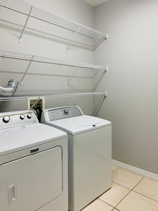 Building Photo - Beautiful 4 bed 3 bath plus Office and Pri...