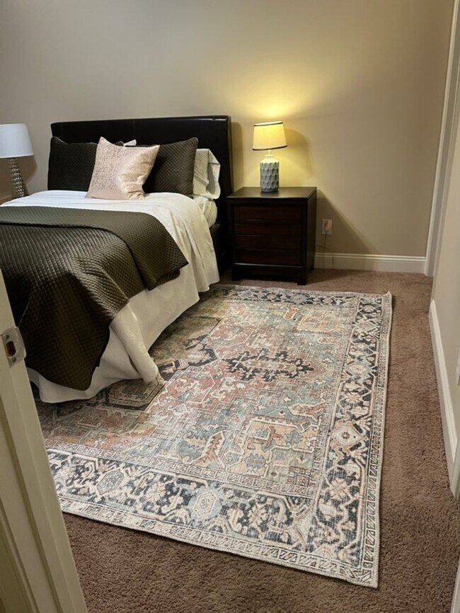 Building Photo - Well-appointed Furnished Rental- Perfect for Professionals- Near shops & restaurants