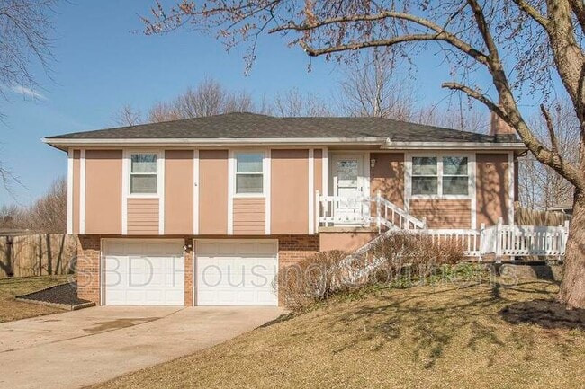 Primary Photo - 208 SE Country Ln