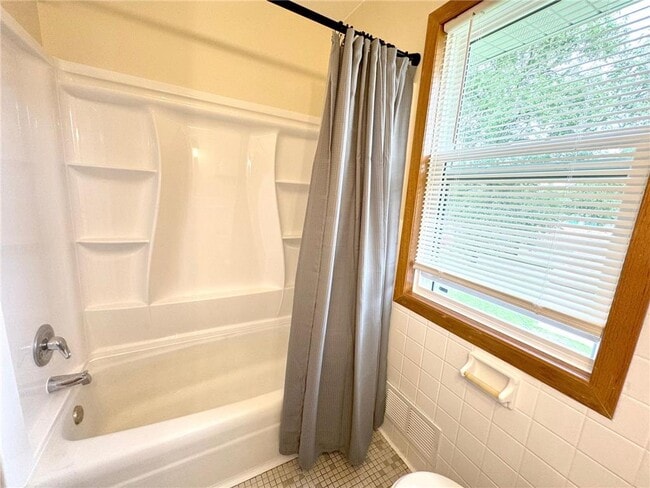 Building Photo - 1132 33rd Ave N