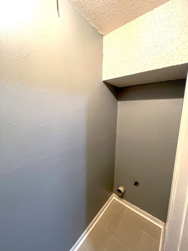 Building Photo - Move in Special!!!!!! Newly renovated 2 Be...