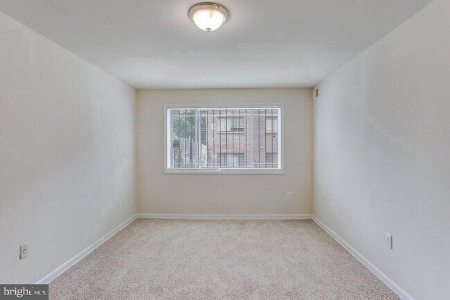 Building Photo - 229 43rd Rd NE