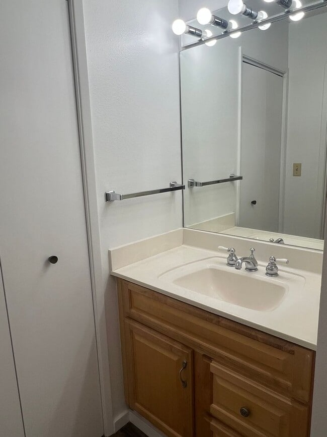 Building Photo - Kukui Plaza - 3 Bedroom 2 Bath 1 Parking