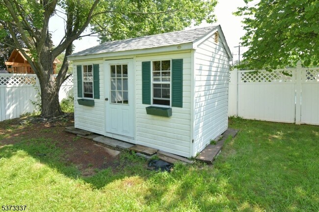 Building Photo - 65 Vones Ln