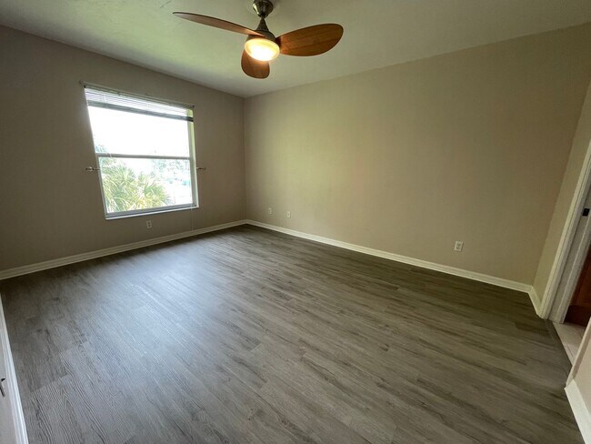 Building Photo - ANNUAL RENTAL - 2ND FLOOR LAKE VIEW 2 BED ...