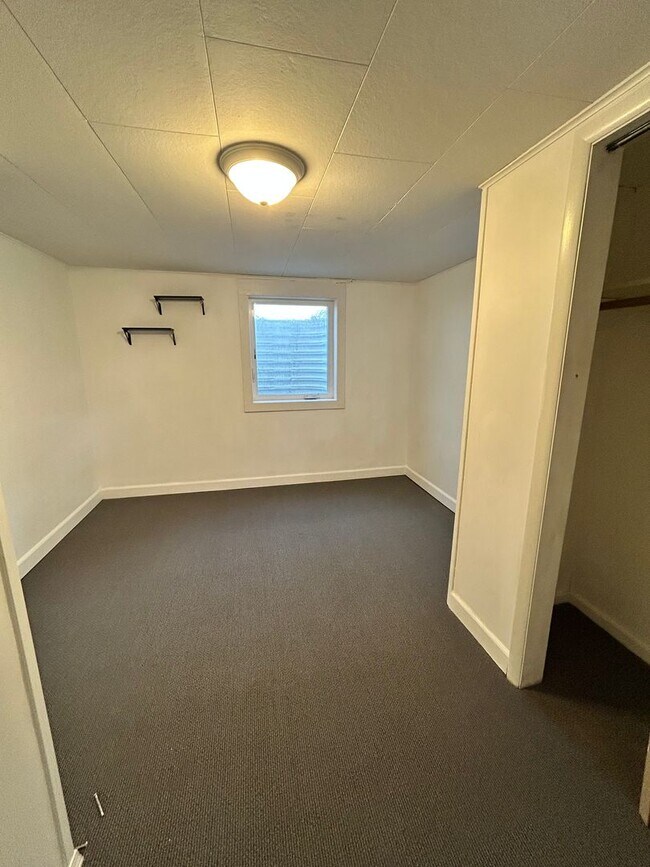 Building Photo - Adorable midtown home!