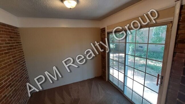 Building Photo - Large home in Southeast Columbia