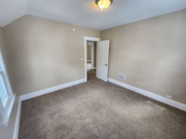 Building Photo - Charming 4-Bedroom Property in Prime Location