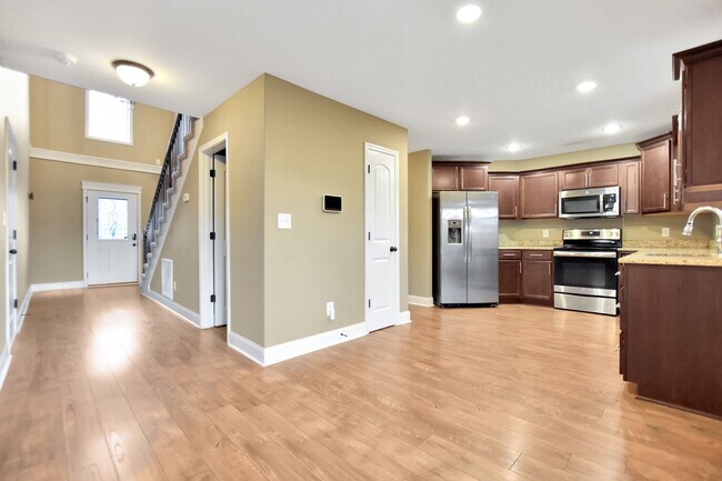 Building Photo - Pet Friendly Four Bedroom!