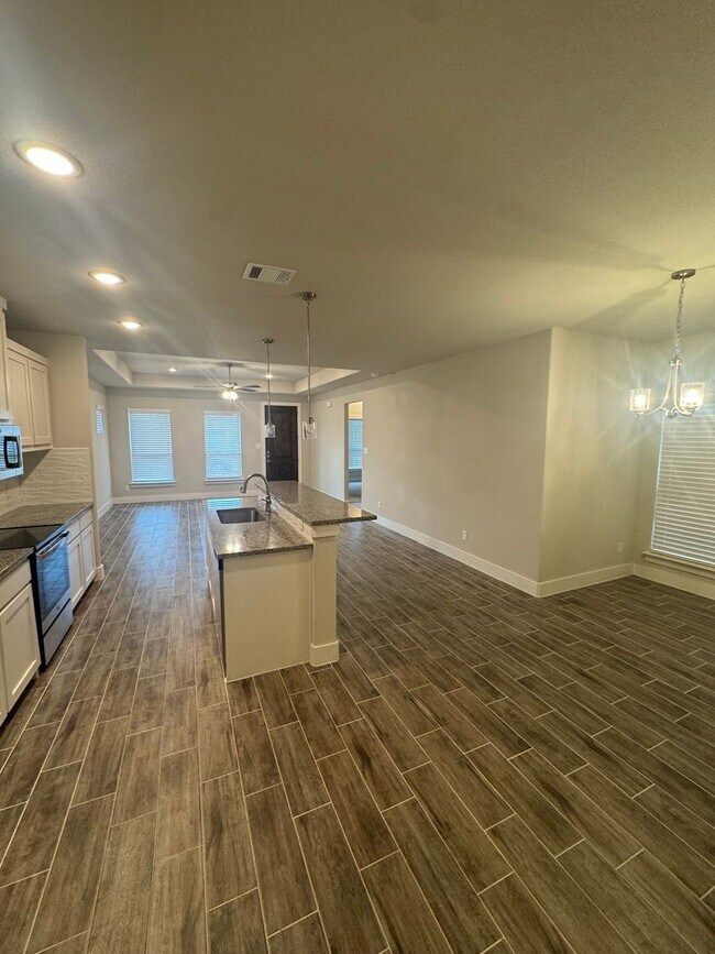 Building Photo - 3/2/2 Home for the Holidays - Move in Specials call to inquire